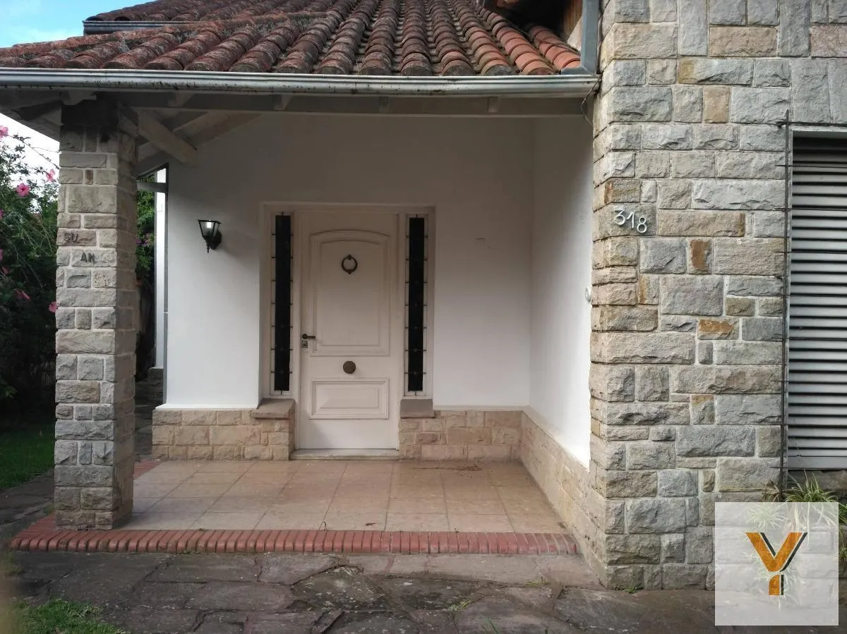 Casa en Darregueira e/ Saénz y Aráoz