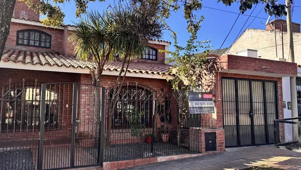 Casa en Los Carolinos al 300