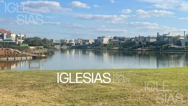 Terreno en lote en venta al lago en Virazon