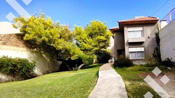 Casa en En Alquiler | Casa de 3 Dormitorios | Santa Genovena | Comercial/profesional