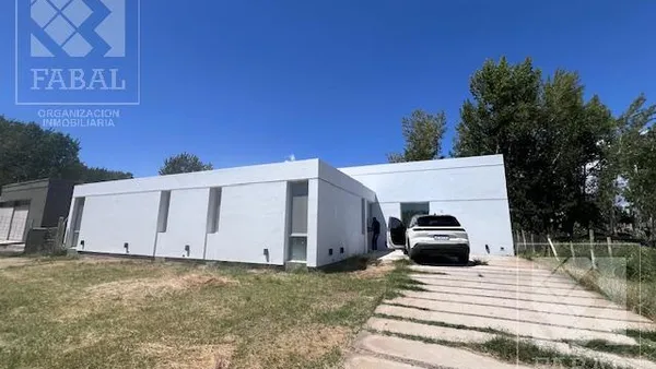 Casa en Av. Plottier 1000
