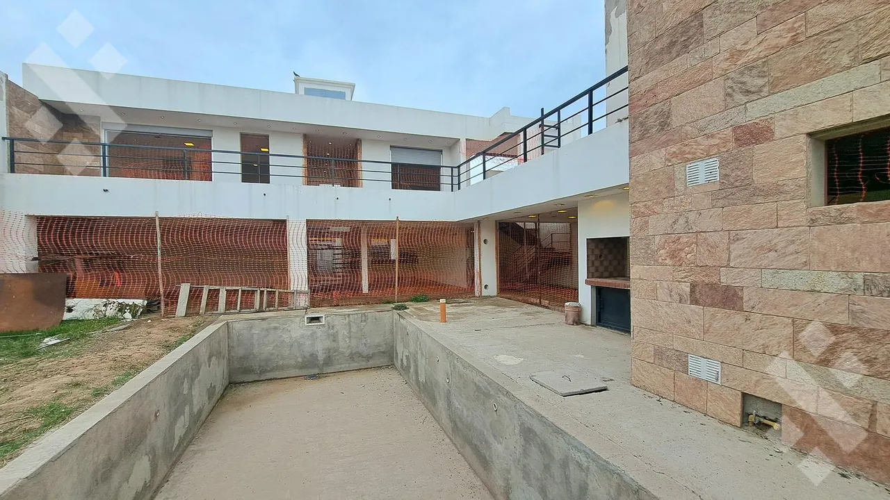 Casa en VENTA CASA 4 DORM Bº RESIDENCIAL ABIERTO, CIPOLLETTI