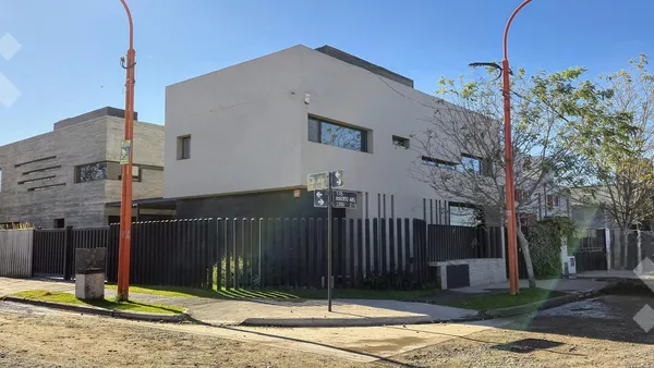 Departamento en En Venta Dúplex de Diseño Terminaciones de Primera / B° Los Tordos Cipolletti /3 dorm /Apto Crédito