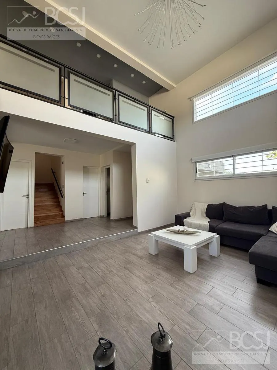 Casa en Lencinas y Lateral de Circunvalación
