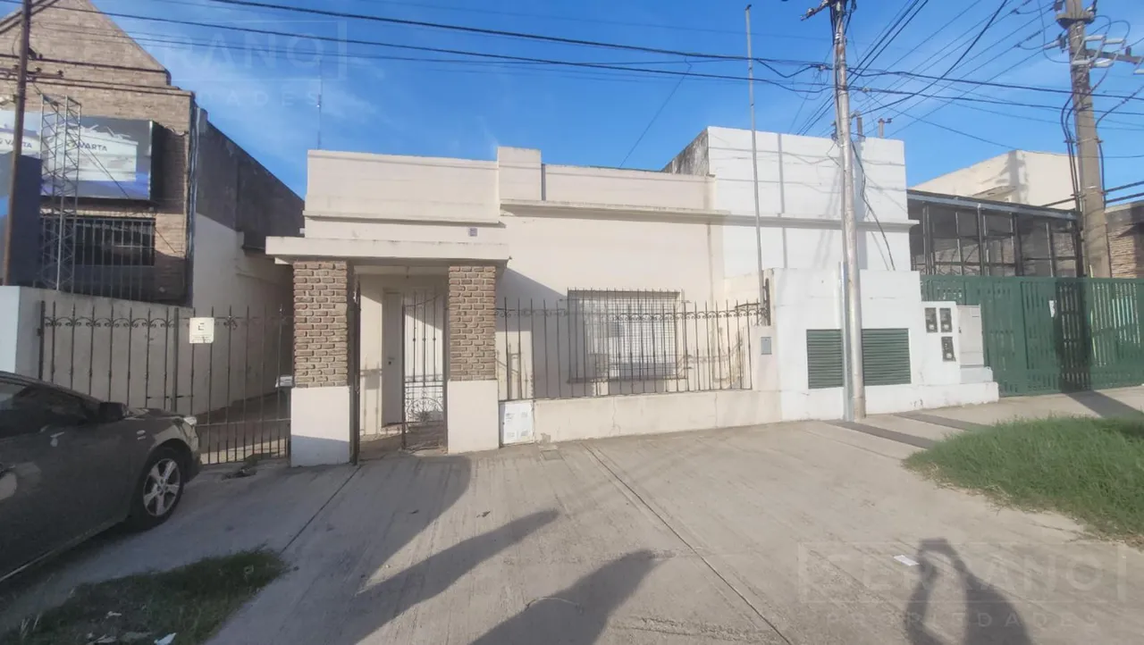 Casa en Venta de casa a reciclar. Zona comercial. Av. Constitucion al 1500. Luján.