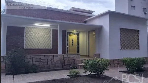 Casa en Santa fe entre Caseros y Aberastain.