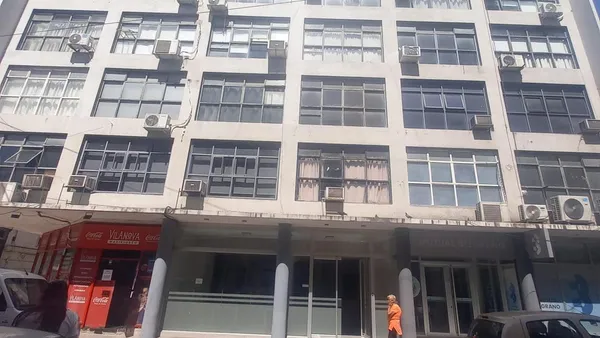 Oficina en Oficina en edificio, 1ra Junta (esquina 25 de Mayo) al 2500