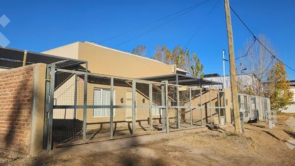 Casa en Venta Complejo de Casa + 2 Dptos Amoblado - Cochera - Nivel Gerencial - San Patricio Del Chañar