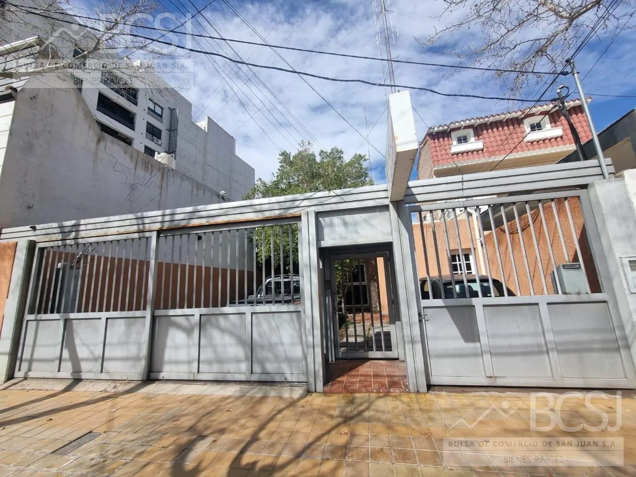 Casa en Rivadavia 458 oeste entre Alem y santiago del estero.