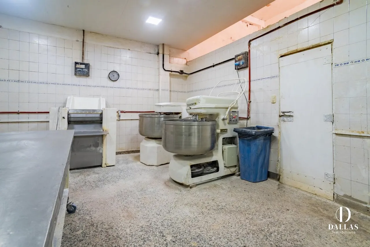 Local Comercial en Panadería con cuadra , horno y Polirrubro