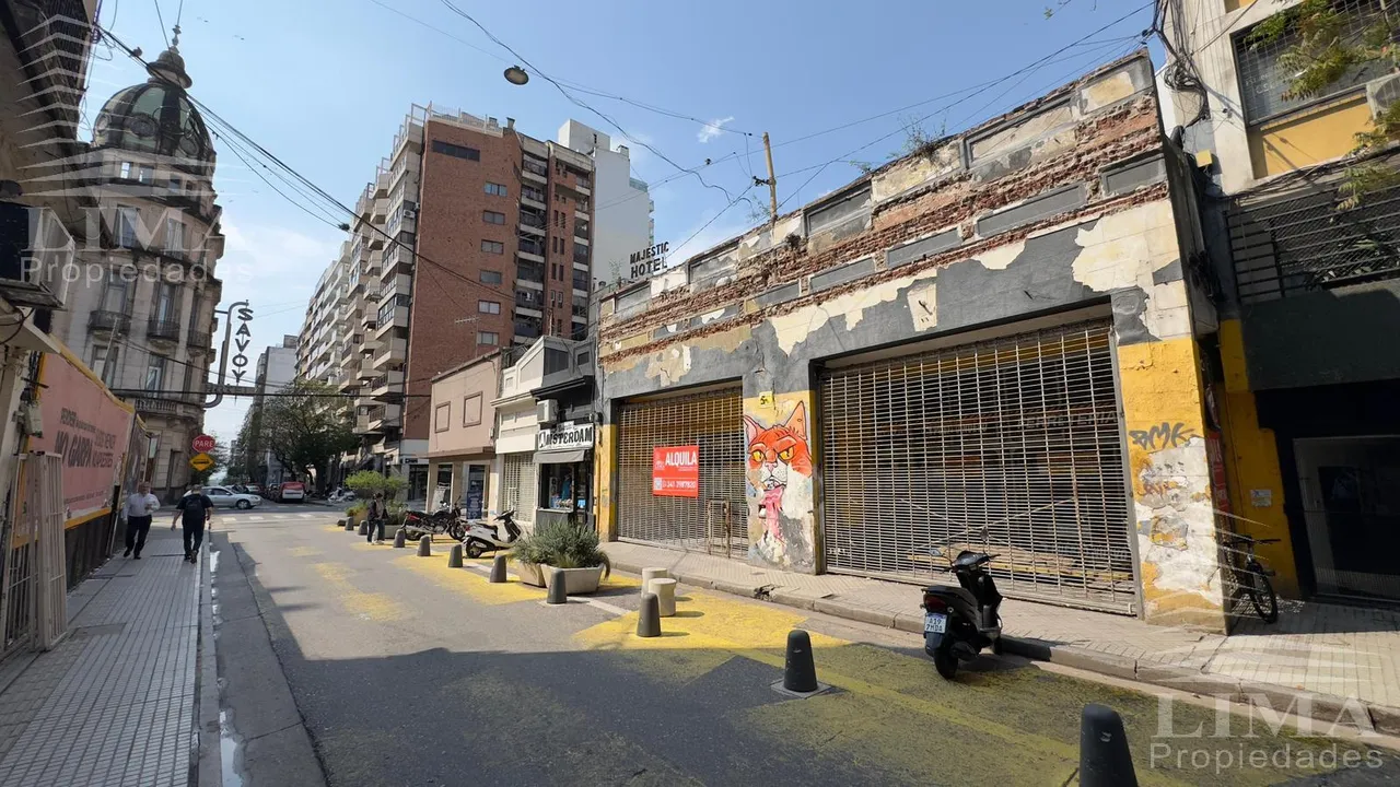 Local Comercial en San Martin al 600 - Local 300m2 doble frente vidriado