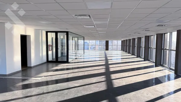 Oficina en ALQUILER (EN EXCLUSIVA) OFICINA 420m2 CON 2 COCHERAS CUBIERTAS - MICROCENTRO NEUQUÉN