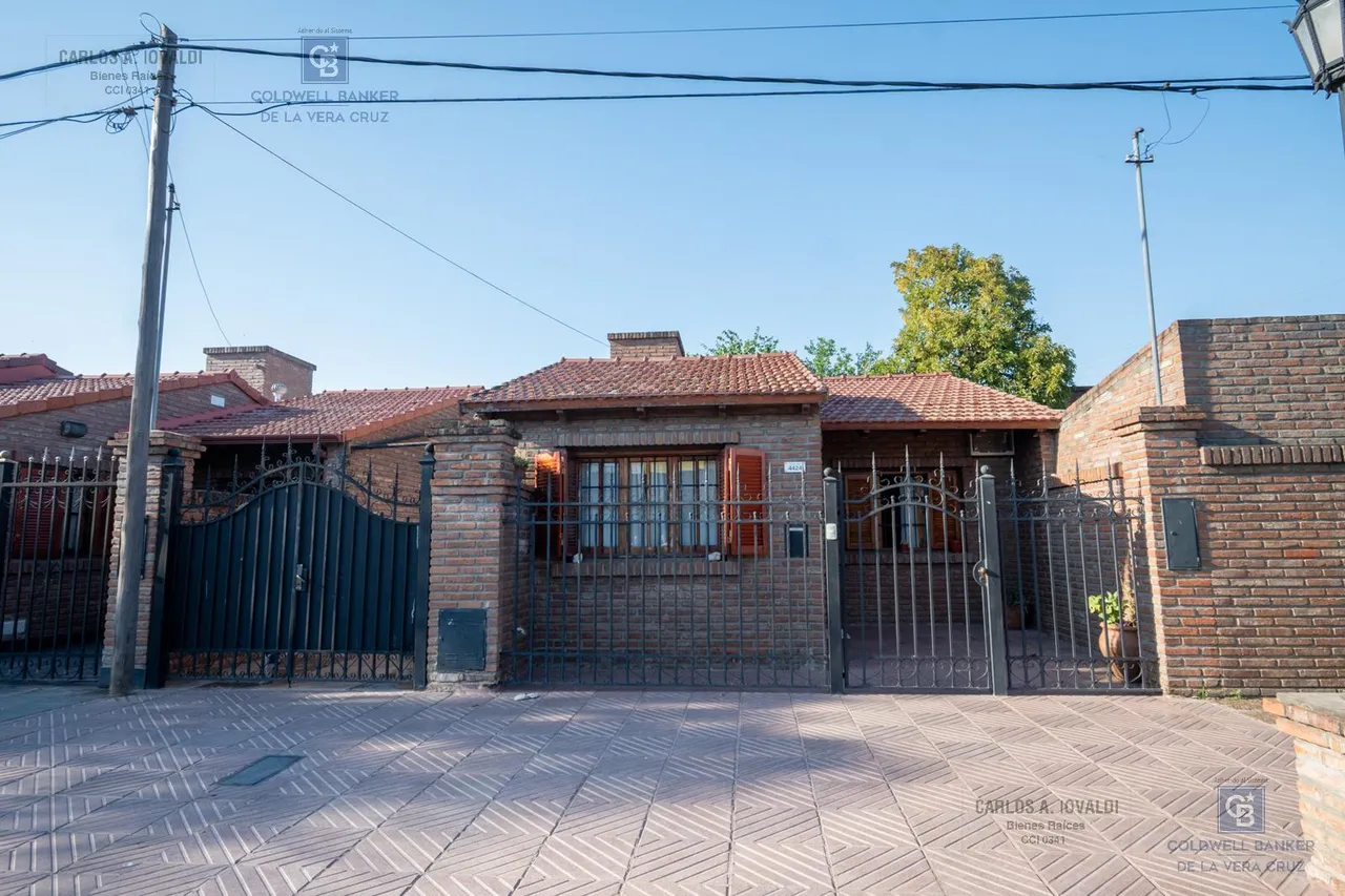 Casa en Casa con 3 dormitorios, cochera, patio verde con pileta y quincho