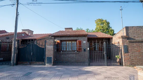 Casa en Casa con 3 dormitorios, cochera, patio verde con pileta y quincho
