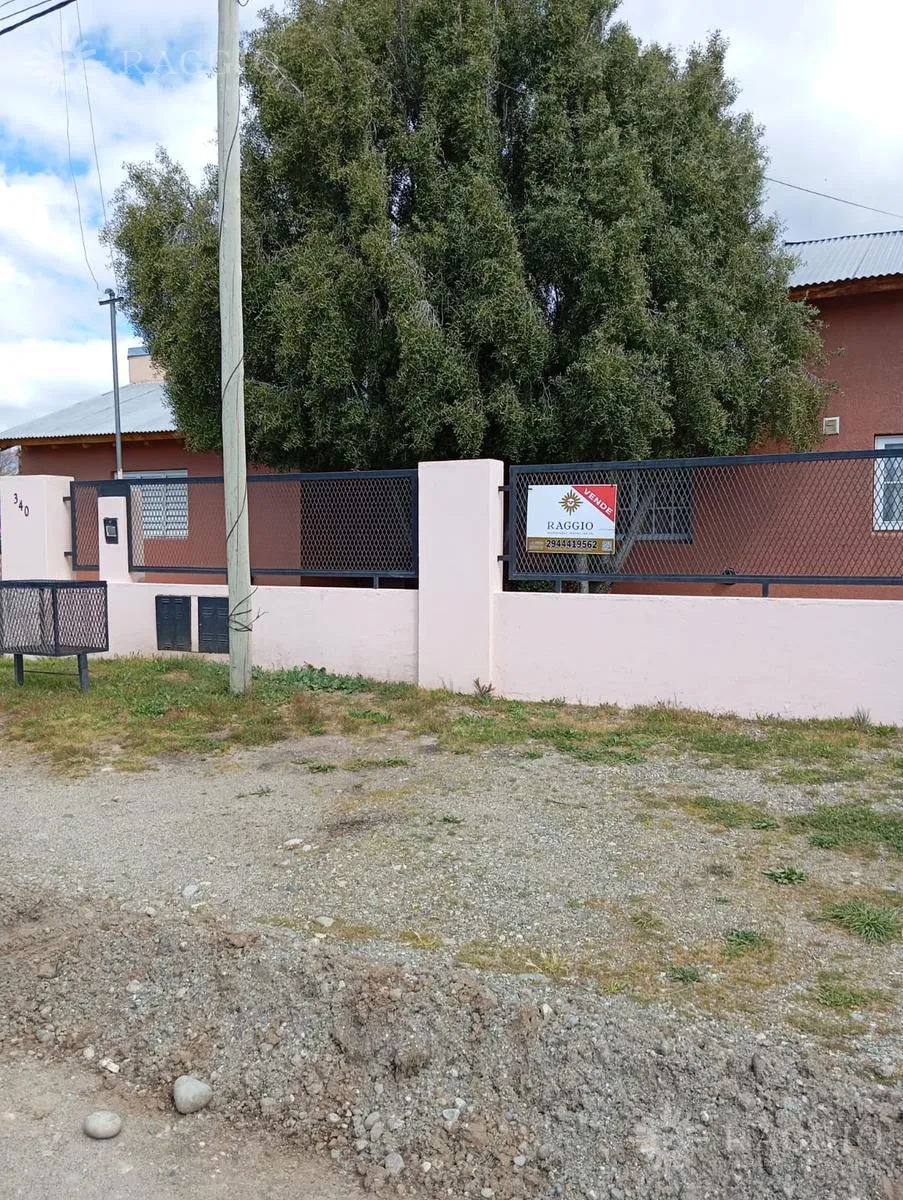 Casa en Casa en Venta en Epuyén, Chubut – Propiedad con Dos Viviendas y Amplio Terreno Parquizado (FR\u002D36)