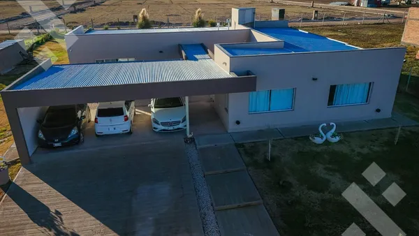 Casa en VENTA CASA 3 DORMI + QUINCHO Y PILETA - B° CERRADO ESTILO CHACRA - CIPOLLETTI