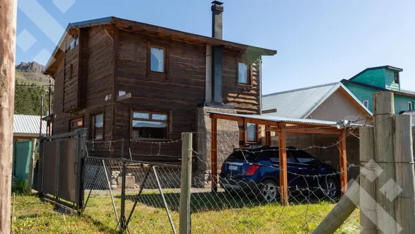 Casa en Casa apta Crédito hipotecario, 3 dormitorios, cochera, todos los servicios - San Martin de los Andes