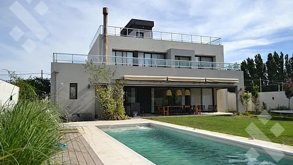 Casa en Casa 4 dormitorios c/piscina Neuquen