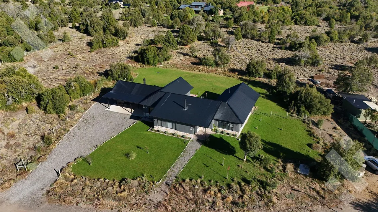 Casa en Casa 3 dormitorios y Studio. Apta Crédito hipotecario - San Martín de los Andes