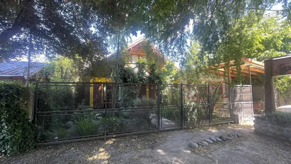 Casa en Casa de 5 ambientes con local comercial - Excelente ubicación (EZ-52)
