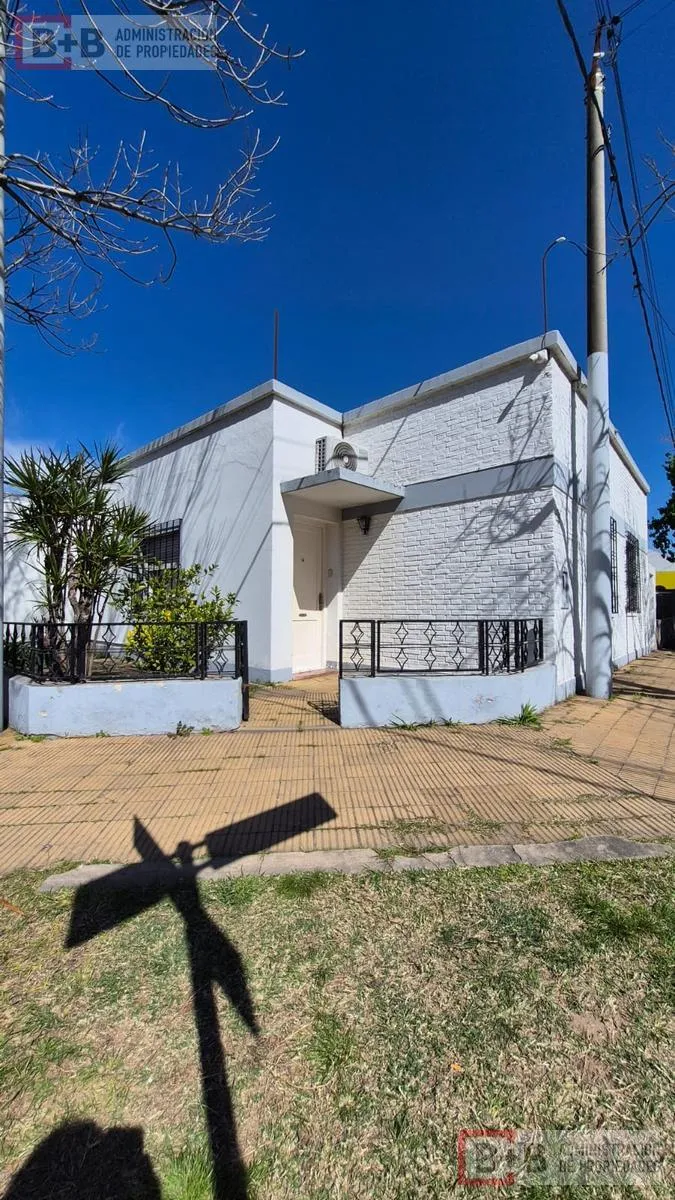 Casa en Sgto Cabral esq 26 de Enero