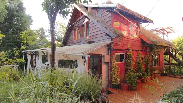 Casa en Casa y departamentos en lote de 1410 m2 (so-78)