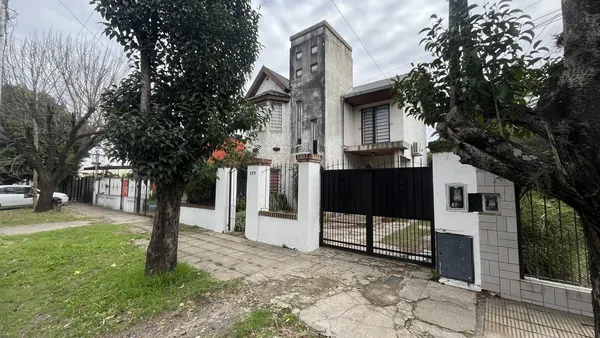 Casa en Almirante Brown al 500