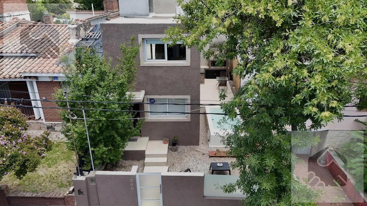 Casa en Juan B Justo esquina Pasaje Sorrentino