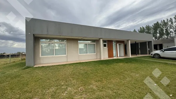 Casa en VENTA CASA (NIVEL GERENCIAL) 3 DORMITORIOS - B° PRIVADO PLAZA PUEBLO, CIPOLLETTI