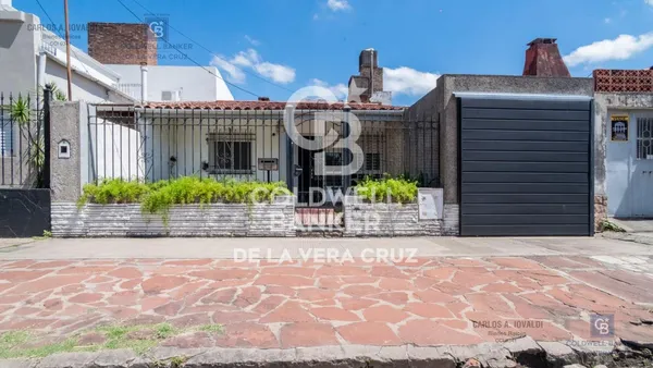 Casa en Casa en venta Alvear al 4400. a modernizar 3 dormitorios 2 baños cochera y patio seco