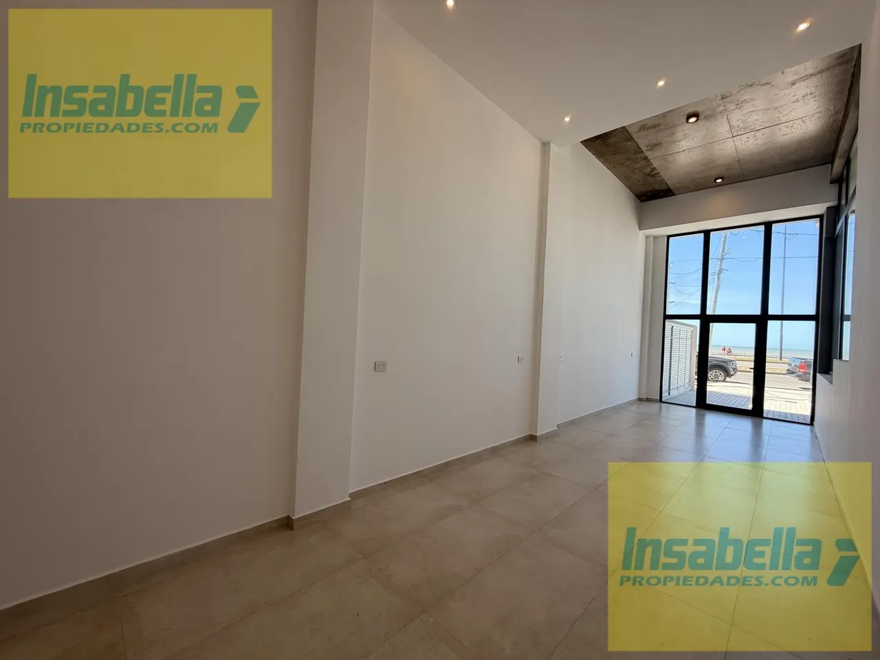 Local Comercial en Felix U. Camet entre Caseros y Chapearouge