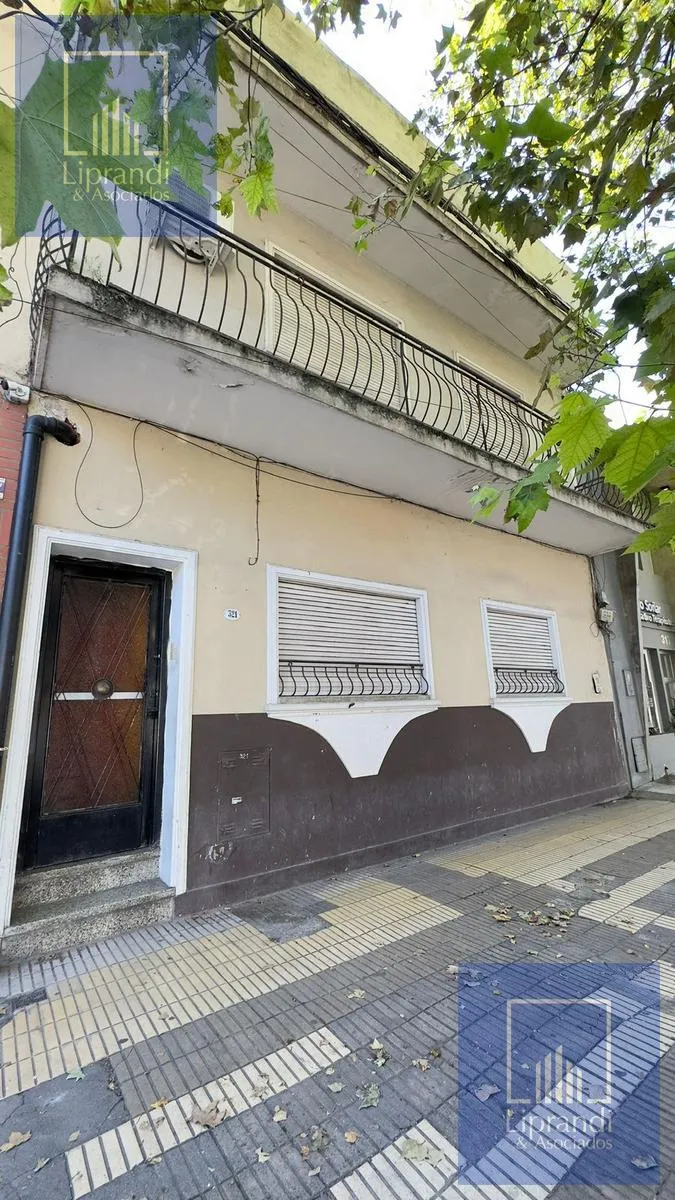 Casa en PH a refaccionar sobre Av. Avellaneda, ideal para local comercial — San Miguel de Tucumán