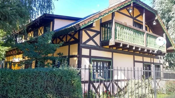Casa en Casa céntrica en El Bolson con gran potencial de inversion (NR-15)