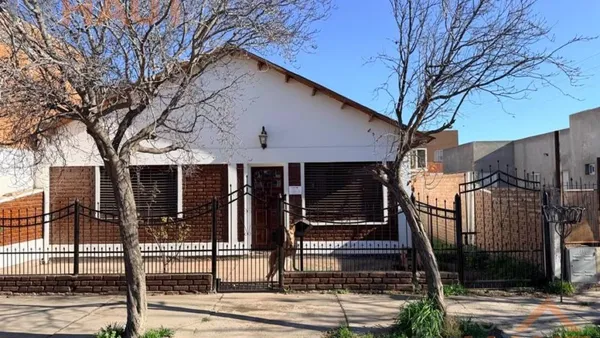 Casa en venta de casa 3 habitaciones con quincho y departamento