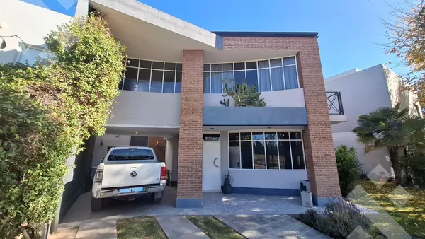 Casa en VENTA CASA 4 DORMITORIOS - B° MANZANAR, CIPOLLETTI