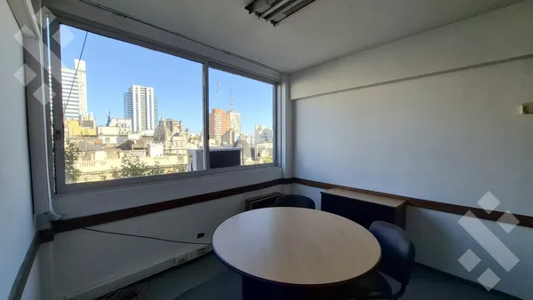 Oficina en Tacuarí, esq Av de Mayo 32