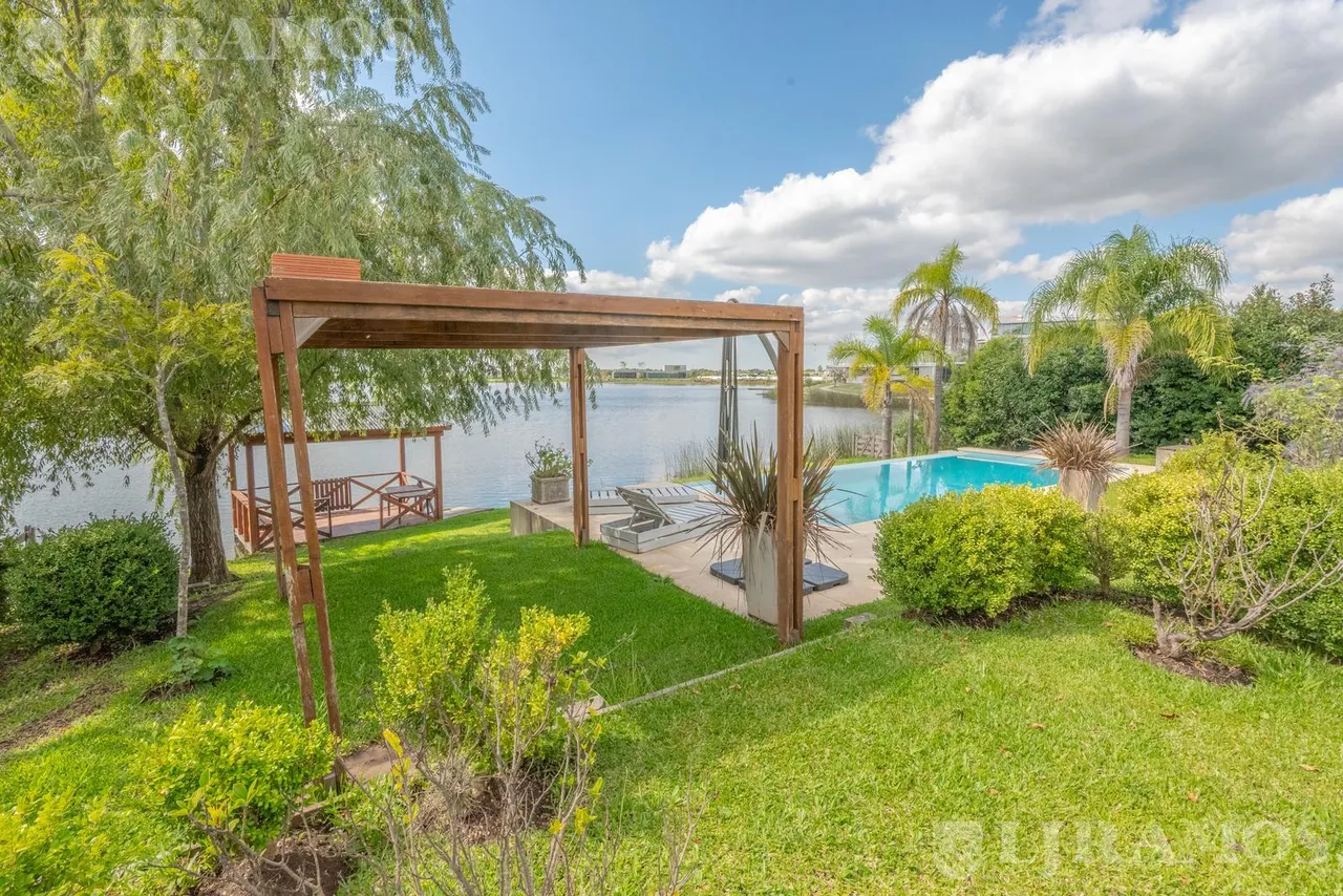 Casa en AL LAGO- Barrio Marinas Puertos/ Escobar