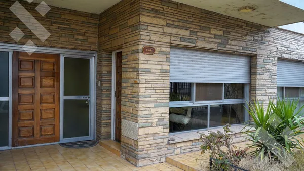 Casa en VENTA CASA 4 DORMITORIOS (APTO COMERCIAL/PROFESIONAL) - CENTRO, CIPOLLETTI