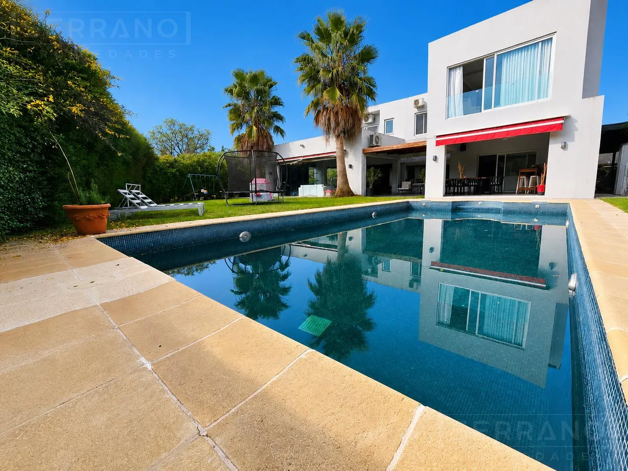 Casa en LHC. Venta Casa moderna de 7 ambientes sobre lote interno en Santa Catalina, Villanueva
