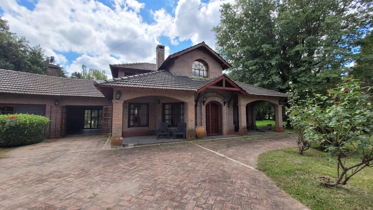 Casa en Venta Chacra con Casa y Piscina en Barrio Parque El Remanso, Exaltación de la Cruz