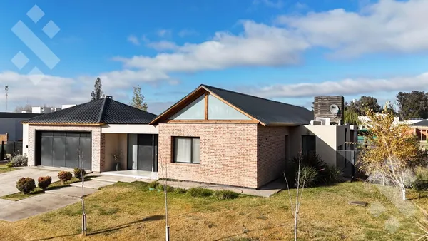 Casa en Moderna casa en planta baja con pileta - Bº La Falda Cipolletti