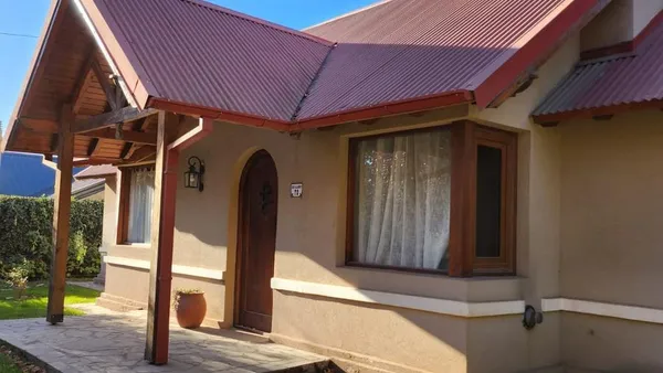 Casa en Casa en venta más departamento en calle Los Alamos
