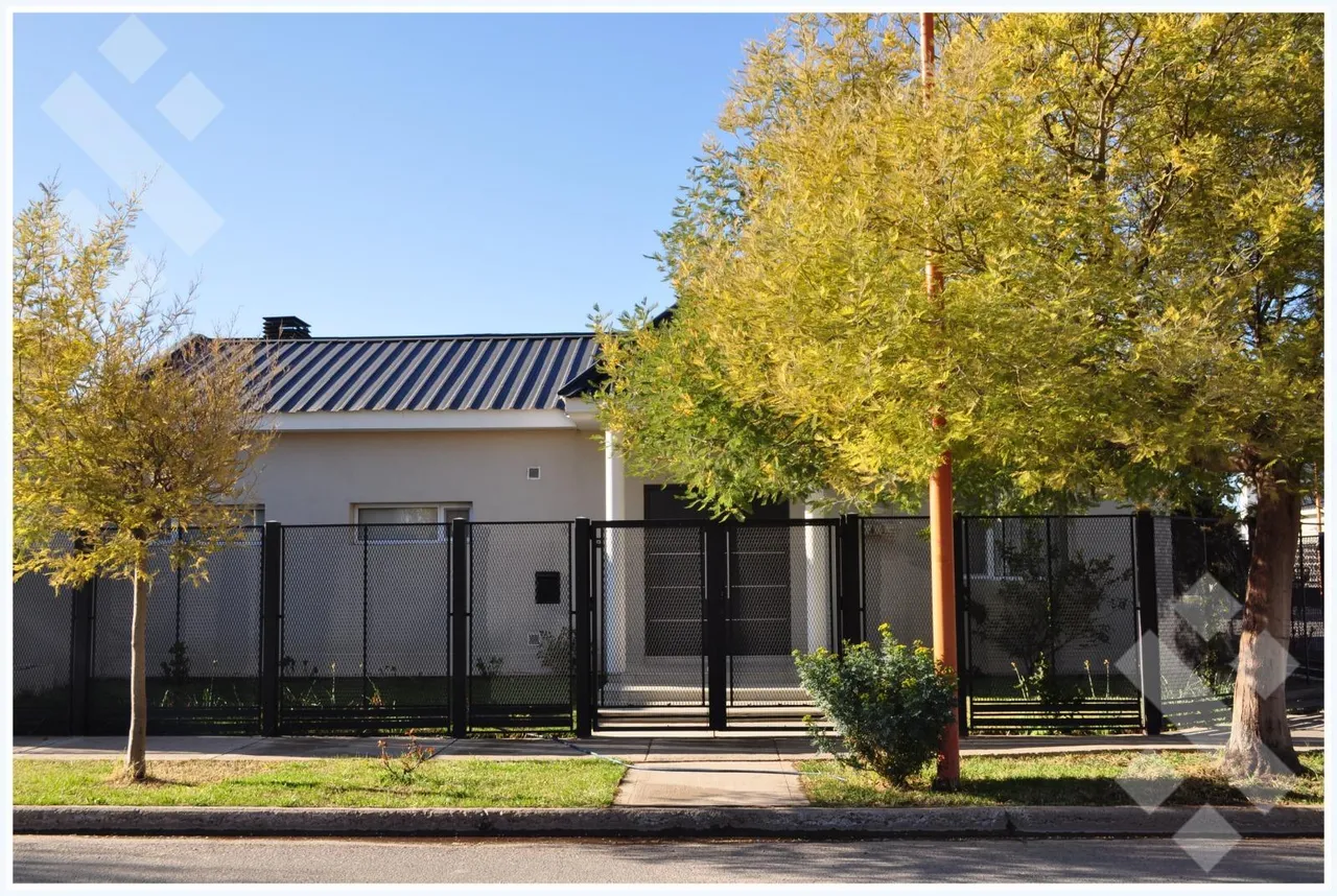 Casa en Los Almendros al 600