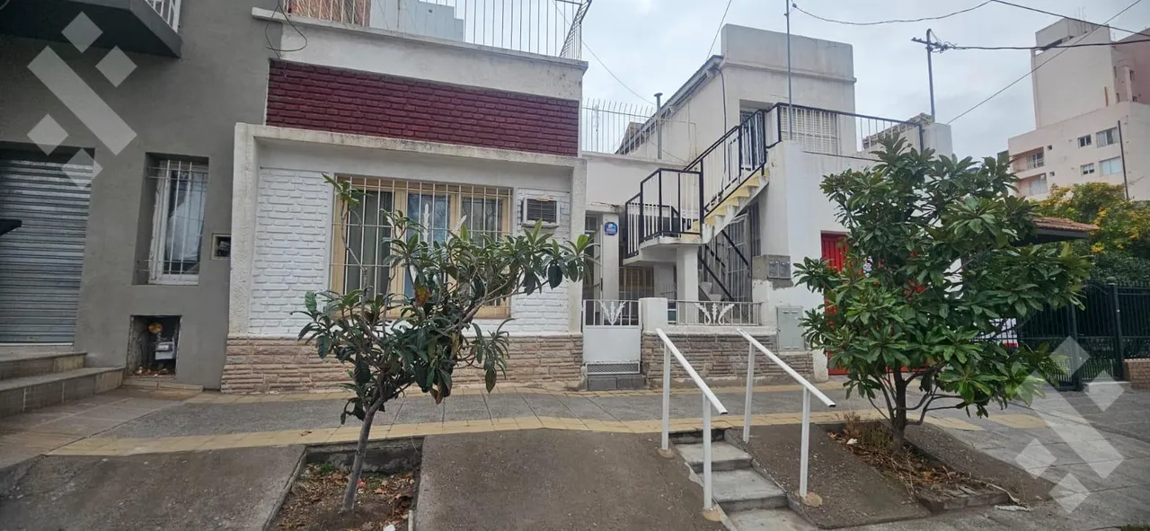 Casa en Alquiler Comercial de Casa + Monoambiente - Calle Alderete 326 - Neuquén Capital