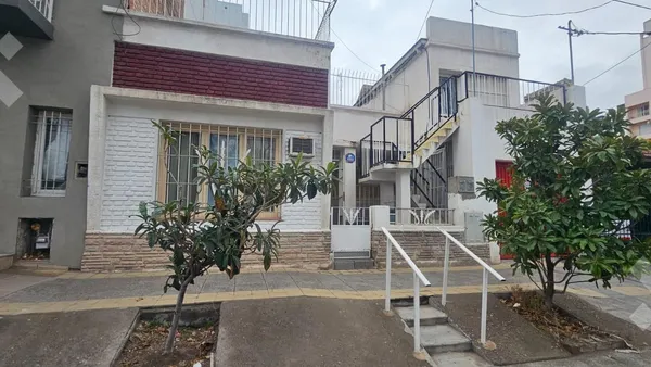 Casa en Alquiler Comercial de Casa + Monoambiente - Calle Alderete 326 - Neuquén Capital