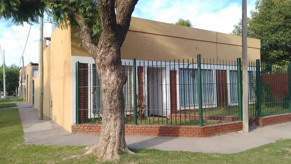 Casa en Venta casa en Baradero Centro. Con opción de compra de galpón. lindero