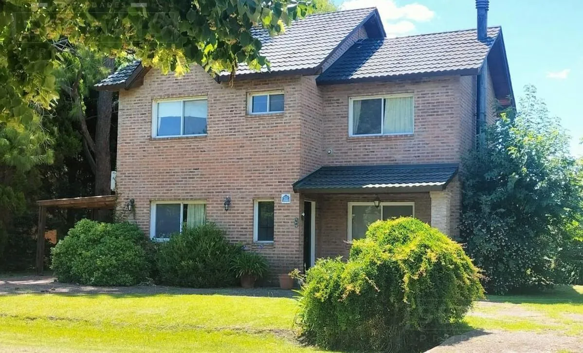 Casa en SDA. Venta Chalet en dos plantas con 6 dormitorios en el Country Los Quinchos. Pilar, APTA CREDITO