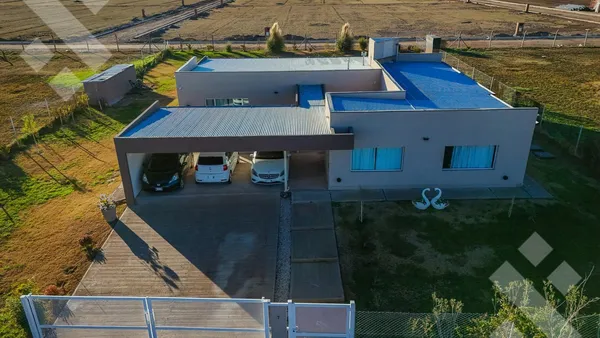 Casa en VENTA CASA 3 DORMI + QUINCHO CON PARRILLA Y PILETA - B° CERRADO ESTILO CHACRA - CIPOLLETTI