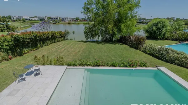 Casa en Av de los Lagos El Canton Barrio Norte a LA LAGUNA PG