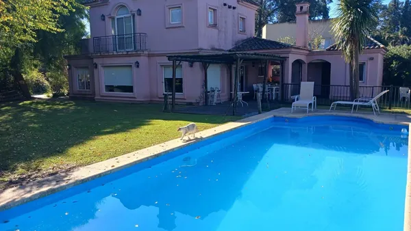 Casa en CLL. Alquiler casa 4 ambientes con amplio jardin y pileta en El Bosque, Campana